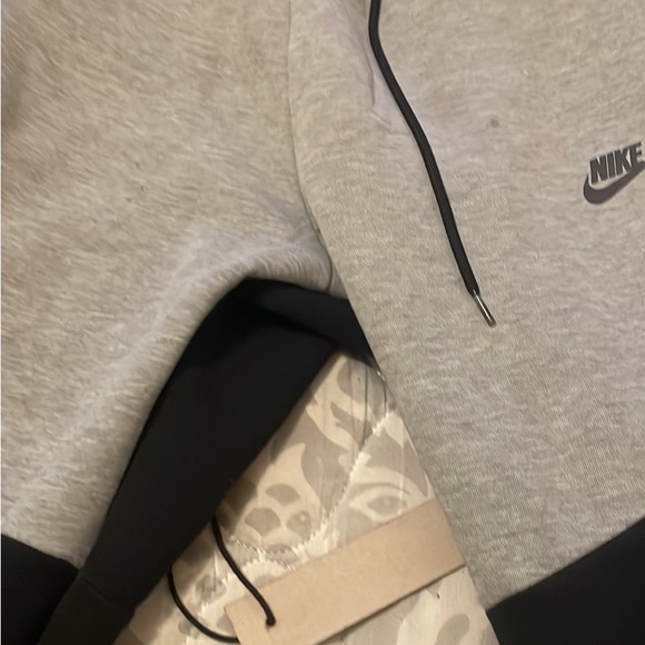 I’m selling a black and gray Nike tech fleece - Picture 3 of 4
